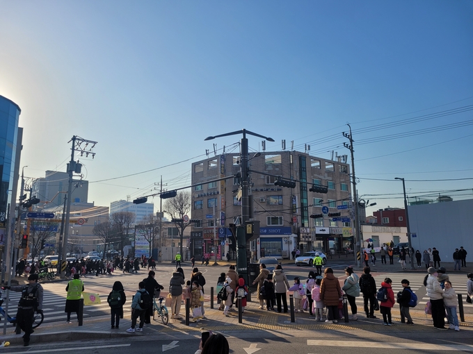  공사차량 통행제한이 실시되는 수원 권선초등학교 인근 통학로. (사진=수원남부경찰서 제공)