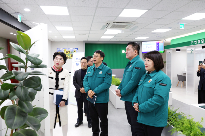 시흥시의회 자치행정위원회가 지난 22일 시흥고용복지플러스센터 및 거북섬 마리나 현장을 방문했다. (사진=시흥시의회 제공)