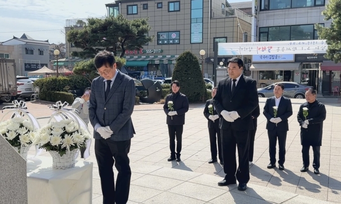 국민의힘 최원식 인천 계양구갑 예비후보는 선대위원들과 함께 24일 계양구 황어장터 만세운동 기념탑을 참배했다. ( 사진 = 최원식 선거사무소 제공 )