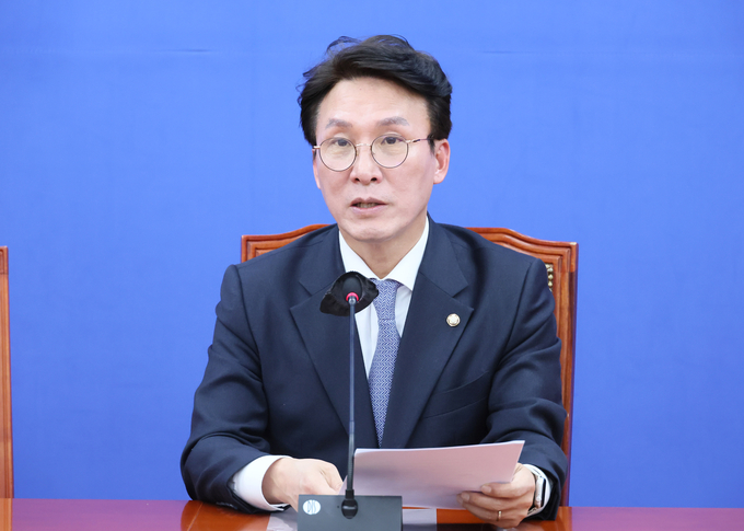 김민석 더불어민주당 상황실장이 22일 국회에서 열린 기자간담회에서 발언하고 있다. (사진=연합뉴스)