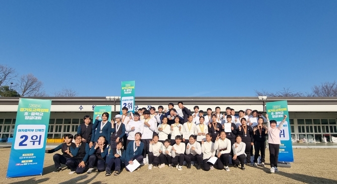 22일부터 24일까지 사흘 동안 수원양궁장에서 열린 2024 경기도교육감배 초중학교 양궁대회에 참가한 중등부 학생들이 기념사진을 찍고 있다. (사진=경기도양궁협회 제공)