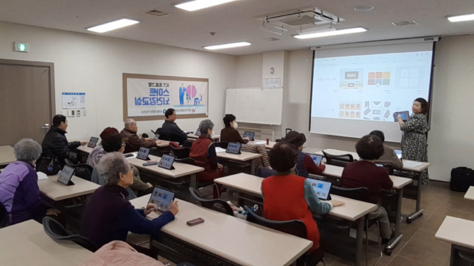 수원시 장안구치매안심센터 '스마트 뇌 건강 교실' 현장 모습. (사진=수원시 제공)