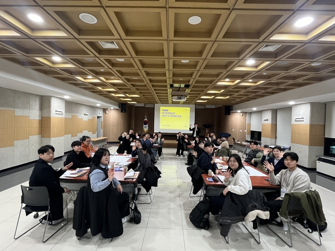 군포시는 지난 19일 시청에서 제3기 청년정책협의체 발대식을 개최해 위원 24명에게 위촉장을 수여하고 향후 활동 방향 등 의견을 나눴다. (사진=군포시 제공)