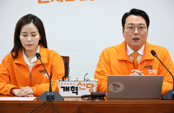 개혁신당 이주영(왼쪽)·천하람 공동총괄선대위원장이 25일 국회에서 중앙선대위 슬로건 발표 기자회견을 하고 있다. (사진=연합뉴스)