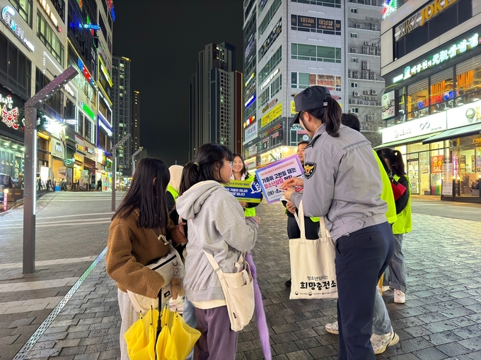 김포경찰서 경찰이 구래역 광장에서 청소년들에게 도박예방을 위한 설명을 하고 있다. (사진 =김포경찰서 제공)