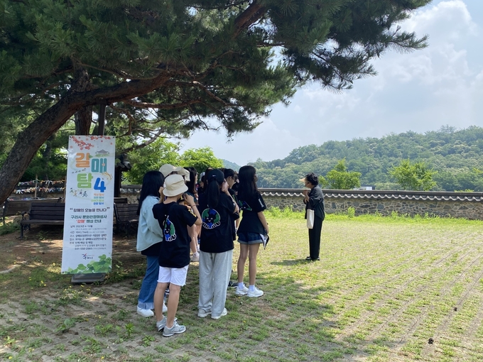 학생들이 문화관광해설사의 구리시 갈매동의 역사, 자연 등에 대해 설명을 듣고 있다.(사진=구리시 제공)