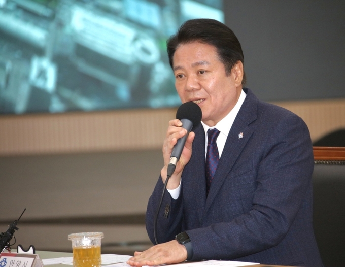 최대호 안양시장이 지난 20일 군포시청에서 열린 경부선 지하화 추진협의회에 참석해 인사말을 하고 있다.(사진=안양시 제공)