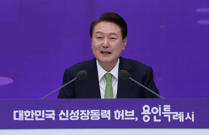 윤석열 대통령이 25일 경기도 용인특례시청에서 ‘대한민국 신성장동력 허브, 용인특례시’를 주제로 열린 23번째 국민과 함께하는 민생토론회에서 발언하고 있다. (사진=연합뉴스)