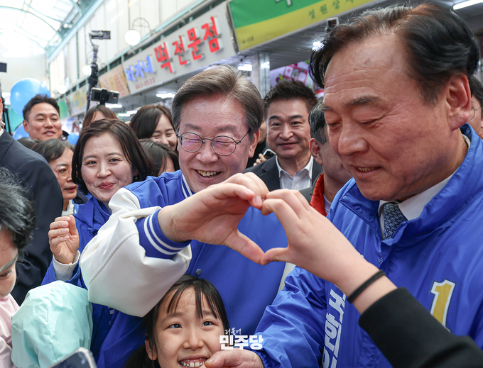 이재명 더불어민주당 대표가 지난 23일 의정부 제일시장에서 거리 유세 중 시민과 손으로 하트모양을 만들고 있다. (사진=더불어민주당 누리집) 