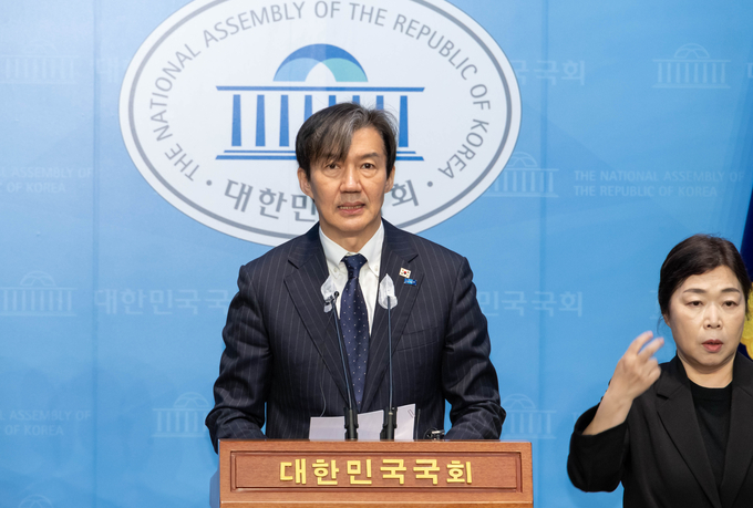 25일 국회 소통관에서 조국 조국혁신당 대표가 '검찰의 민간인 불법 사찰 고발' 기자회견을 진행하고 있다. (사진=조국혁신당 제공)