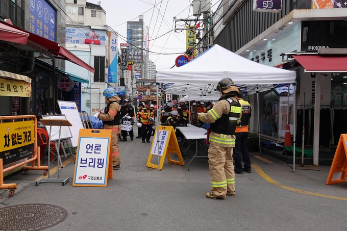 구리소방서는 25일 구리전통시장에서 지역 특성을 반영한 실전형 긴급구조통제단 불시가동 훈련을 실시했다. (사진=구리소방서 제공)