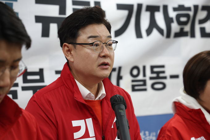 25일 오전 경기도 의정부시 경기도청 북부청사 별관에서 국민의힘 김성원 의원이 제22대 국회의원선거 경기북부지역 국민의힘 후보들과 공동 기자회견을 열고 더불어민주당 이재명 대표의 경기북부 분도에 대한 발언을 규탄하고 있다. (사진=연합뉴스)