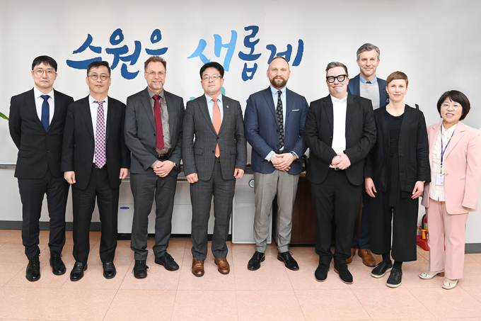 김현수 제1부시장(왼쪽 4번째)과 헬싱키대학 연구팀의 기념촬영 모습. (사진=수원시 제공)