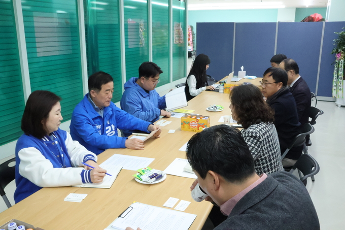 강득구(민주·안양만안) 후보(왼쪽 두 번째)가 25일 선거캠프에서 안양지역건축사회와 정책 간담회를 하고 있다. (사진=강득구 후보 선거캠프 제공)