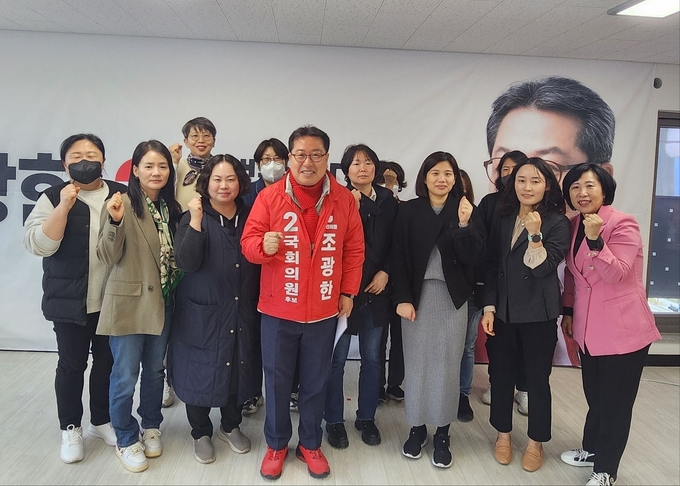 조광한 후보가 선거사무실에서 퇴계원 지역의 학부모들과 간담회를 가졌다. (사진=조광한 후보 측 제공)