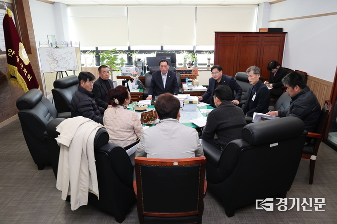 공도 시민청 건립공사 민원 해결을 위한 간담회 모습. (사진=안성시의회 제공)