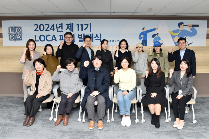 김선희 롯데카드 금융소비자보호책임자(뒷줄 왼쪽 첫 번째) 및 소비자보호실 직원들이 제 11기 LOCA 고객패널과 기념촬영을 하고 있다. (사진=롯데카드 제공)