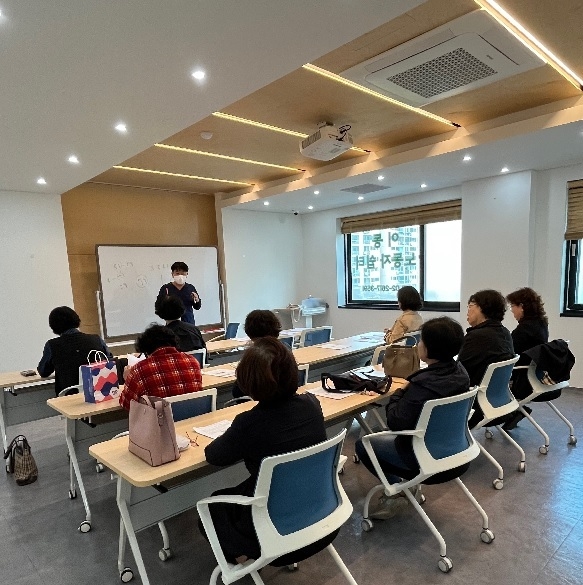 광명시는 지난 25일 철산상업지구 내 이동노동자쉼터에서 이동노동자를 대상 건강복지 프로그램을 진행했다. (사진=광명시 제공)