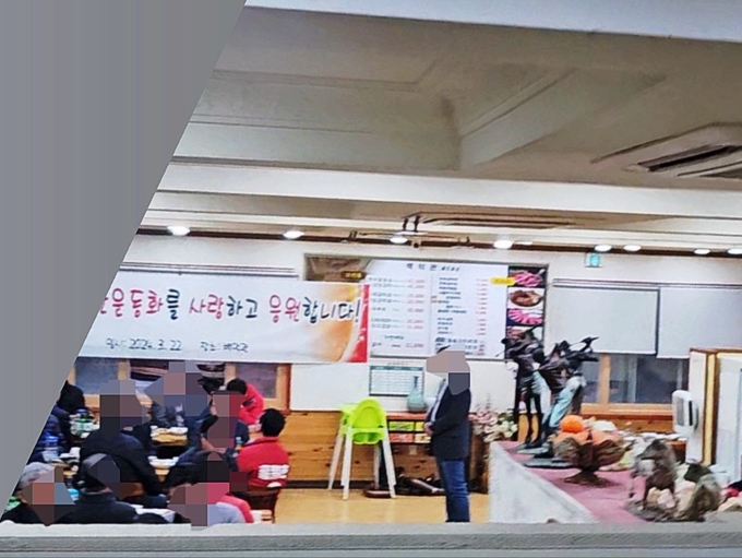 지난 22일 오후 김포시 대곶면 소재의 한 식당에서 홍철호(국힘·김포을) 국회의원 후보가 앉아있는 모습. (사진=더불어민주당 경기도당 제공)