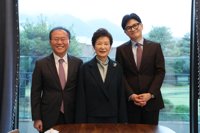 박근혜 전 대통령과 국민의힘 한동훈 비상대책위원장, 윤재옥 원내대표가 26일 오전 대구 달성군 박 전 대통령의 사저에서 기념사진을 찍고 있다. (사진=국민의힘 제공)