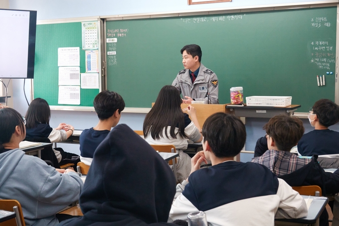 화성서부경찰서가 신학기 청소년범죄예방을 위해 오는 4월 30일까지 2개월 간 학교전담경찰관(SPO)을 투입해 맞춤형 예방교육을 벌이고 있다. (사진=화성서부경찰서 제공)