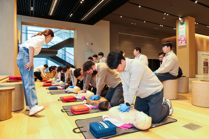 삼성스토어 부천중동점에서 교육 중인 모습. (사진=삼성전자 제공)