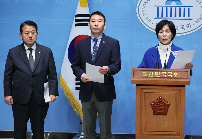 지난 12일 국회 소통관에서 열린 제22대 총선 더불어에서 남양주갑 최민희(왼쪽) 후보가 발언하고 있다. (사진=연합뉴스)