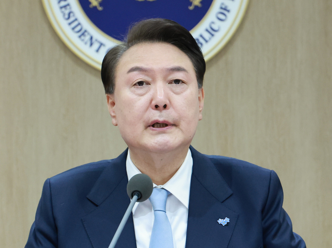 윤석열 대통령이 26일 서울 용산 대통령실 청사에서 열린 국무회의에서 물망초 배지를 달고 참석해 발언하고 있다. (사진=연합뉴스)