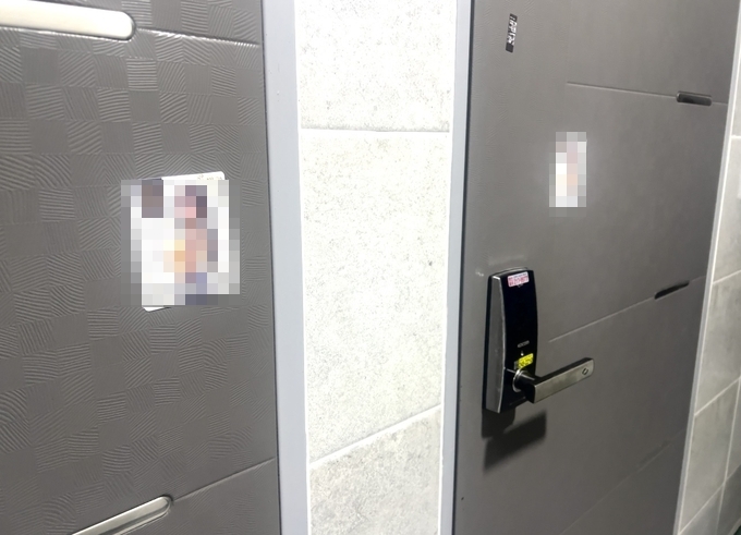 27일 수원시 영통구 소재 한 주택 내 선정적인 불법광고물이 집 마다 부착돼 있는 모습. (사진=장진 기자)