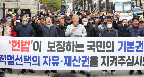 26일 대한육견협회 관계자들이 서울 종로구 헌법재판소 앞에서 개고기 금지법 위헌확인헌법소송 및 효력정지 가처분신청 기자회견을 하고 있다. ( 사진 = 연합뉴스 제공 )