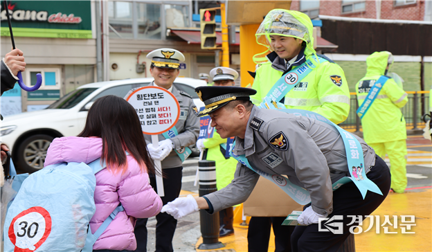 안성경찰서j 어린이 교통안전 캠페인 현장. (사진=안성경찰서 제공)