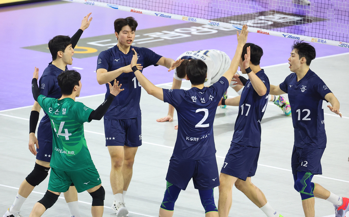 도드람 2023~2024 V리그 남자부 정규리그에서 극적으로 1위를 차지하며 챔피언결정전에 직행한 인천 대한항공 선수들 모습. (사진=연합뉴스)