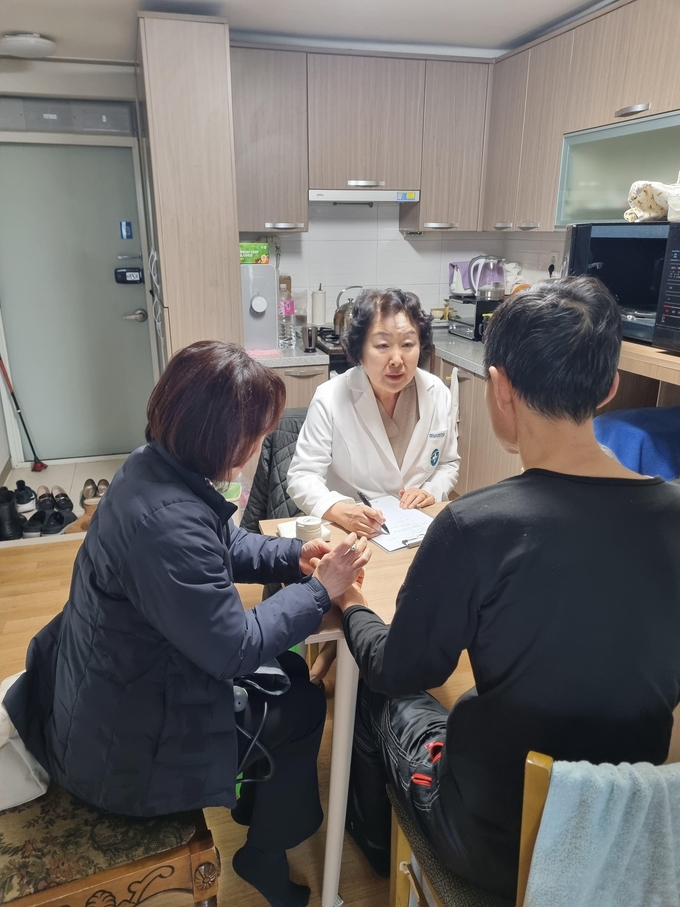 하남시보건소가 운영하는 의료취약계층 대상 '찾아가는 홈닥터' 프로그램. (사진=하남시 제공)