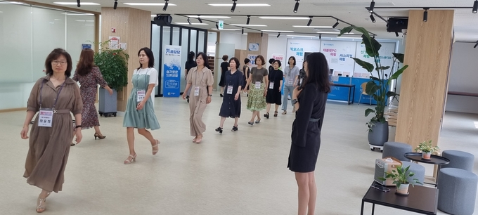 신중년 우리학교 모델워킹 교육 모습. (사진=의왕시 제공)