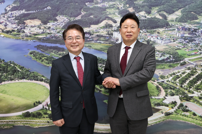 서태원 가평군수와 육동한 춘천시장이 협력현안 사업에 대해 의견을 교환했다. (사진=가평군 제공)