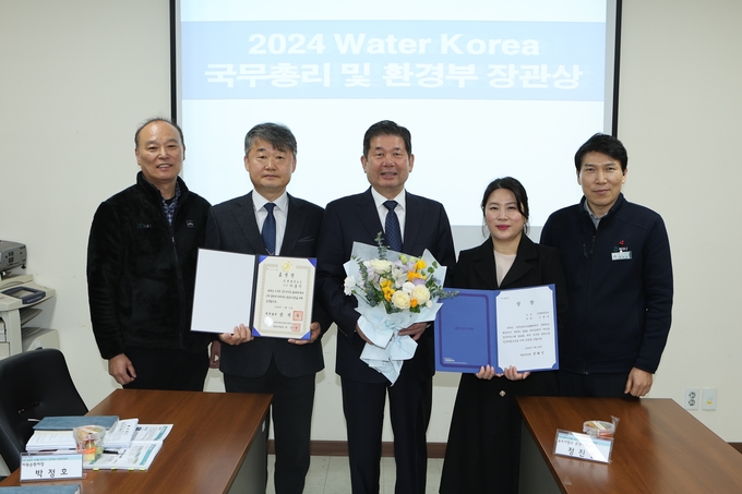 최계운 인천환경공단 이사장이 국무총리 표창과 환경부장관상을 수상한 직원들과 함께 기념 촬영하고 있다. ( 사진 = 인천환경공단 제공 )