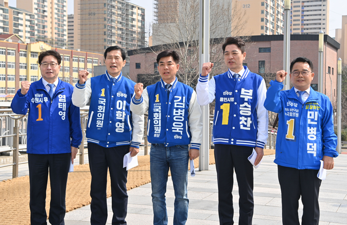 더불어민주당 재건축 원팀 김병욱(분당을)·이학영(군포)·민병덕(안양동안갑)·염태영(수원무)·부승찬(용인병) 제22대 국회의원 후보가 27일 재건축 단지가 몰려있는 분당 정자동 신기교에서 첫 기자회견을 마친 뒤 사진을 찍고 있다. (사진=옥지훈 기자)