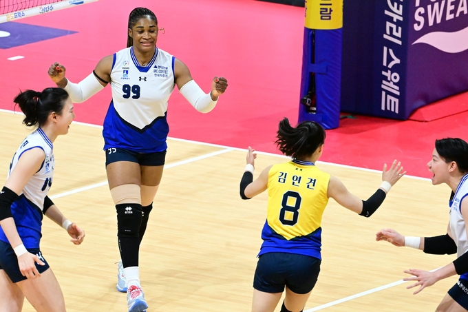 프로배구 여자부 수원 현대건설이 28일 수원체육관에서 열리는 도드람 2023~2024 V리그 여자부 챔피언결정전(5전 3승제) 1차전에서 인천 흥국생명과 홈 경기를 진행한다. (사진=KOVO 제공)