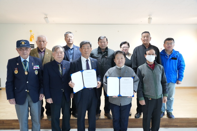 문정복 더불어민주당 경기 시흥(갑) 국회의원 후보는 지난 26일 오전 10시 시흥시 보훈단체협의회와 ‘보훈회관 설립을 위한 정책협약식’을 체결했다.(사진=문정복사무실 제공).
