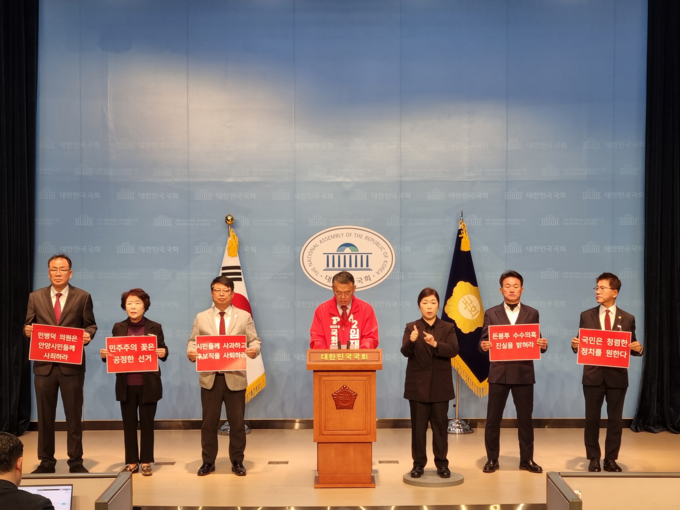 임재훈(국힘·안양동안갑) 후보가 27일 국회 소통관에서 지역 시·도의원 등과 함께 기자회견을 하고 있다.(사진=임재훈 후보 선거캠프 제공)