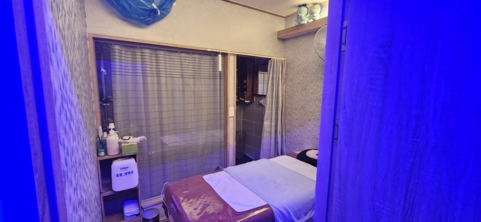 학교주변에 비밀문까지 만들어 놓고 운영해온 불법으로 마사지 업소. (사진=김포경찰서 제공)