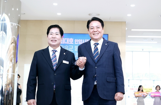 최대호 안양시장(오른쪽)이 27일 고흥군청을 방문해 공영민 고흥군수와 손을 맞잡고 기념촬영을 하고 있다. (사진=안양시 제공)