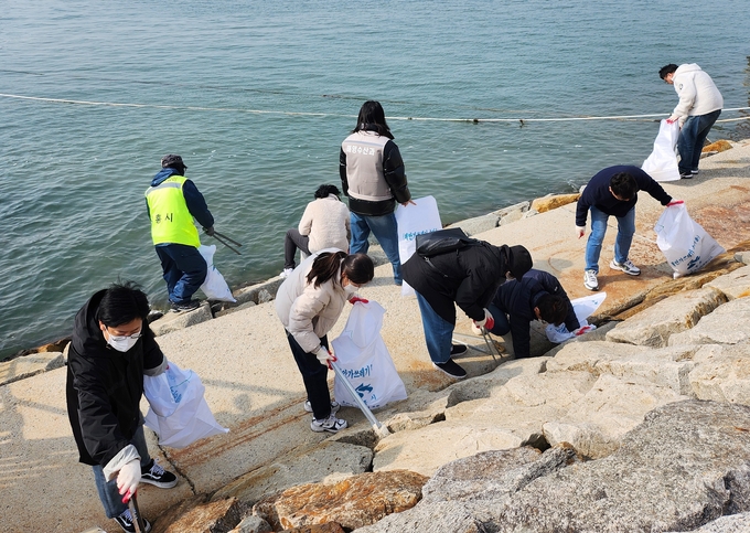 경기도일자리재단 임직원들이 27일 시흥시에서 해양쓰레기를 수거하고 있다. (사진=경기도일자리재단 제공)
