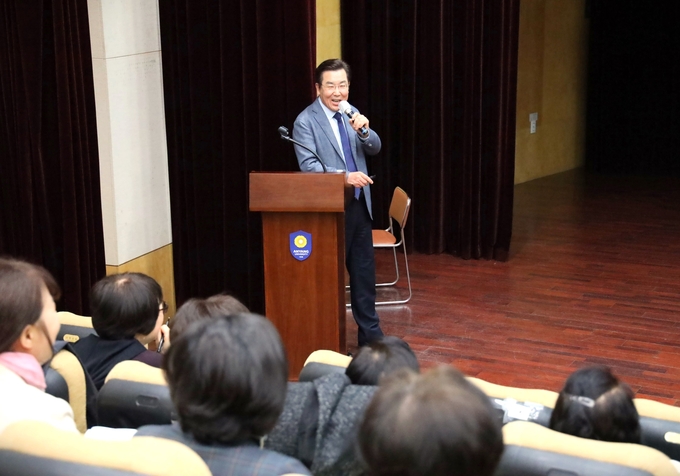 장광수 안양대 총장이 27일 아리소강당에서 열린 '제25기 안양시 여성지도자 양성과정'에서 특별 강연을 하고 있다. (사진=안양대 제공)