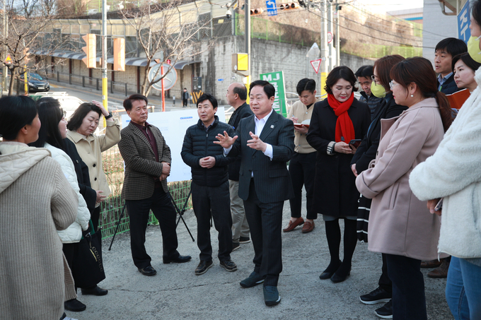 주광덕 남양주시장이 관내 초등학교 통학로를 점검하는 과정에서 지역주민들과 소통하고 있다. (사진=남양주시 제공)