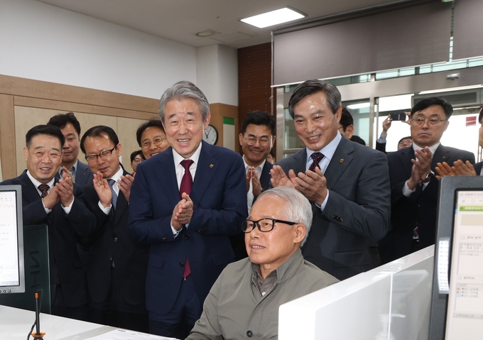 강호동 농협중앙회장 및 농협 임직원이 27일 경기 안성시 서안성농협 본점에서 열린 '새출발 행복농촌 상생대출' 가입행사에 참석했다. (사진=농협 제공)