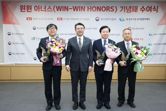 이경규 IPA 사장(왼쪽 세번째)이 윈윈아너스 기념패를 수여받고 기념촬영을 하고 있다. ( 사진 = IPA 제공 )