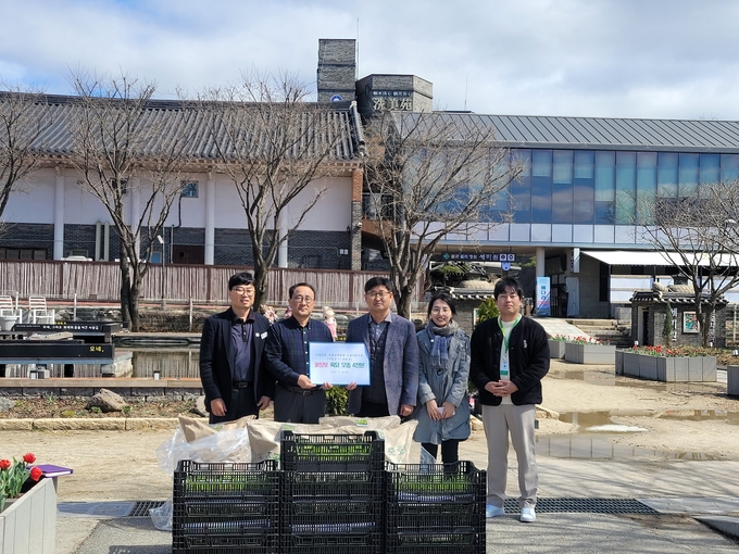 양평군이 지난 26일 경남 거창군으로부터 꽃창포 모종 4000본을 전달받았다. (사진=양평군 제공)