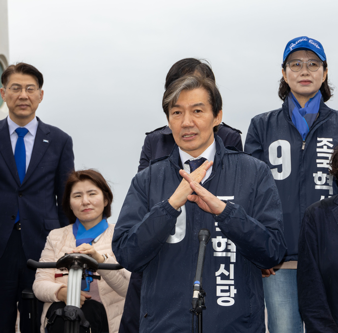 28일 부산 동백섬 동대 앞에서 조국 조국혁신당 대표가 22대 총선 출정식에서 발언하고 있다. (사진=조국혁신당 제공)