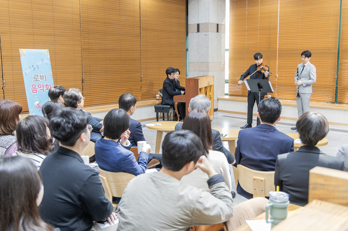 인천 계양구가 지난 27일 오후 구청 1층 민원여권과 민원실에서 올해 첫 로비음악회를 열었다. ( 사진 = 계양구 제공 )